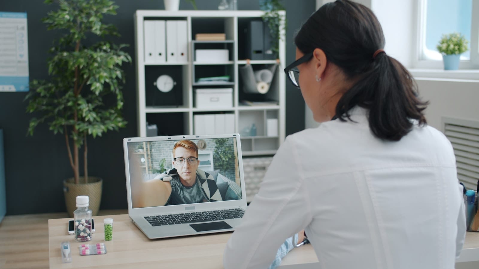Therapeutin in einer Videosprechstunde mit einem Patienten
